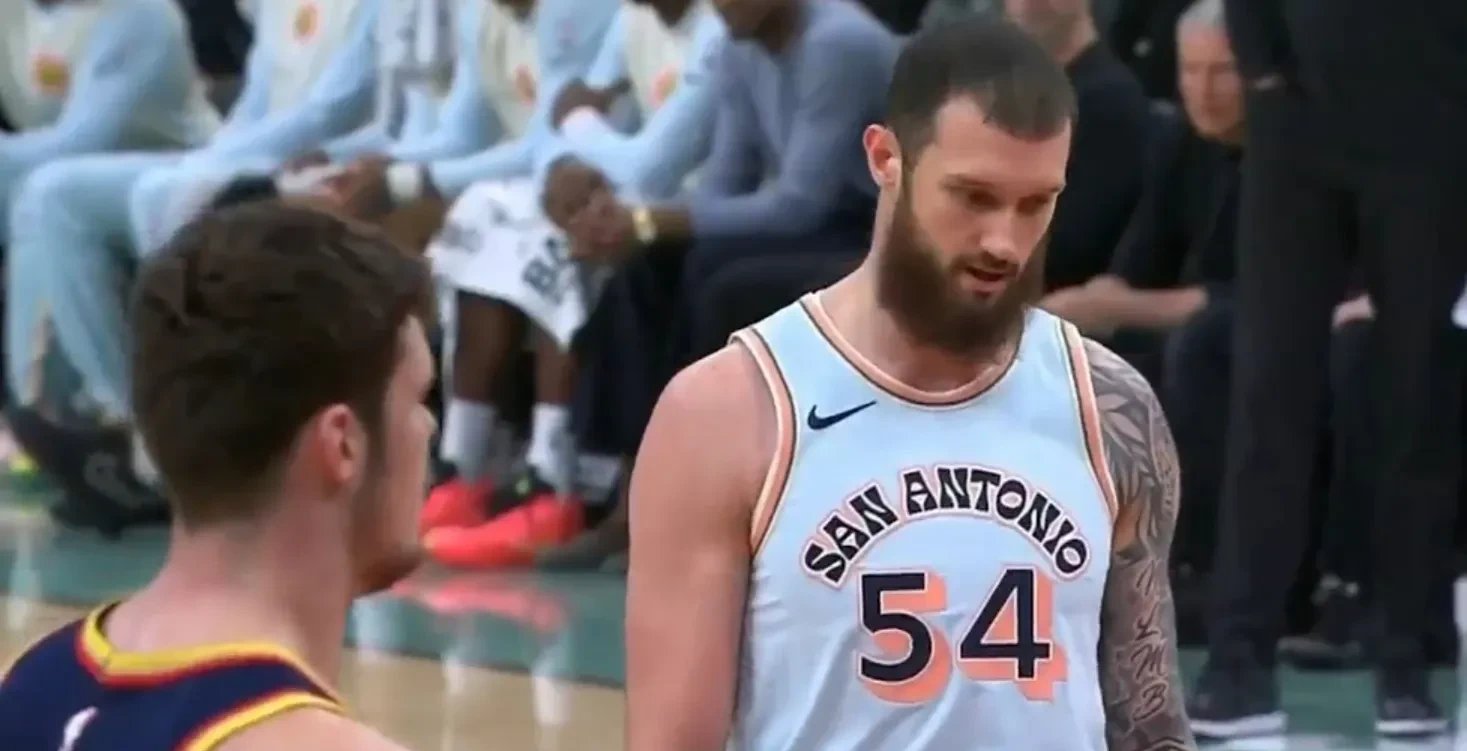 包含步行者主场不敌马刺，季后赛资格恐有波折的词条