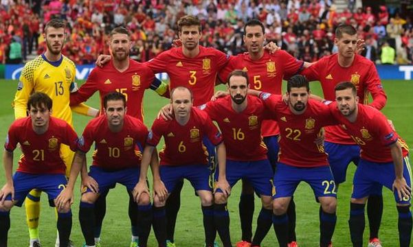 西班牙国家队团结协作，成功杀入欧预赛四强