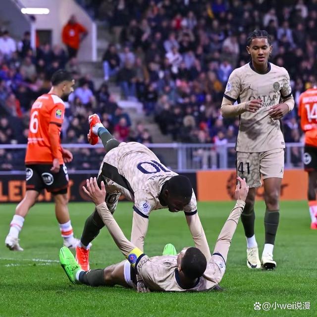 开云体育官网-曼联主场战胜巴黎,提前晋级混合赛事