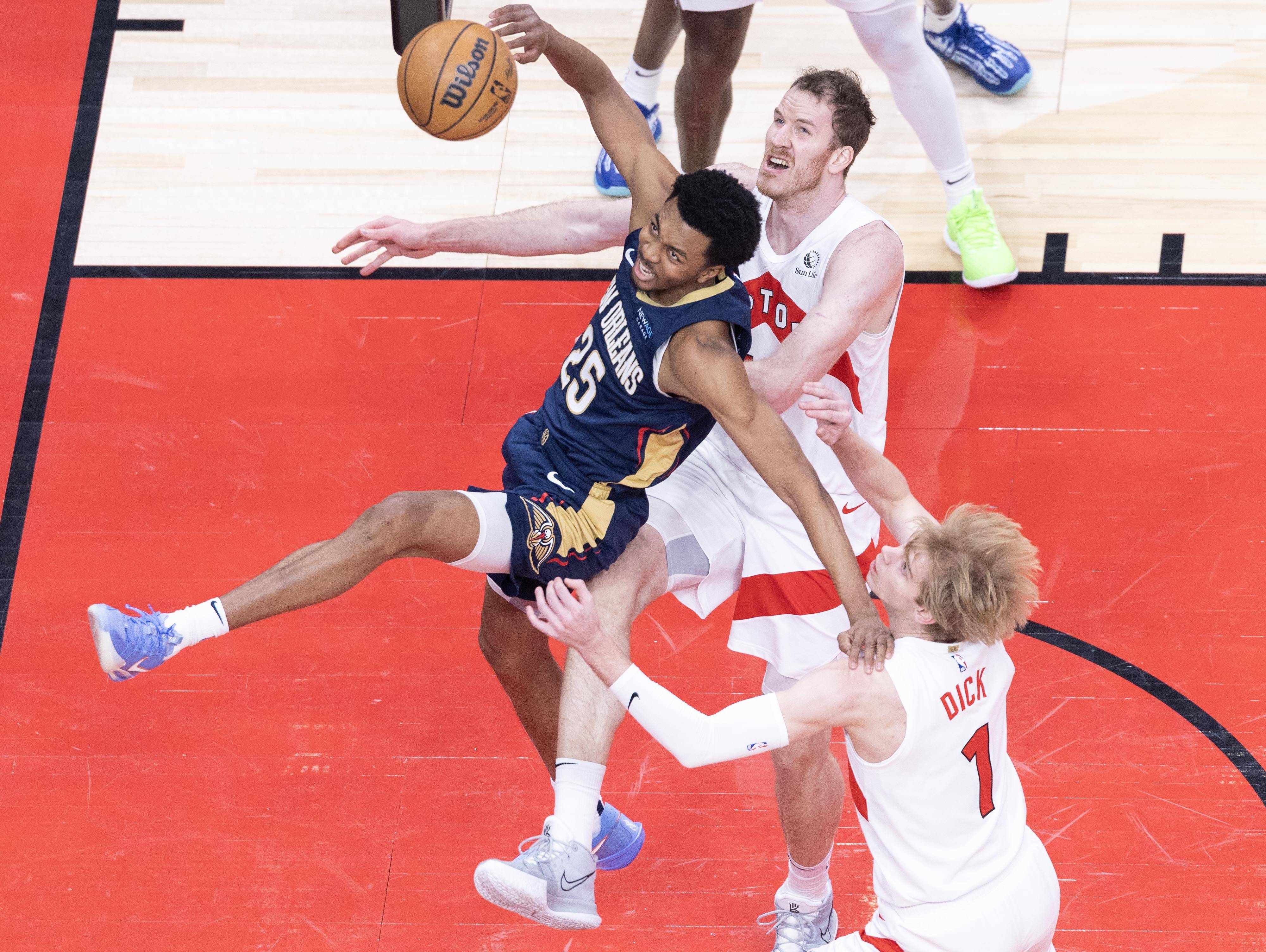 包含猛龙球星受伤缺席下一场比赛的词条