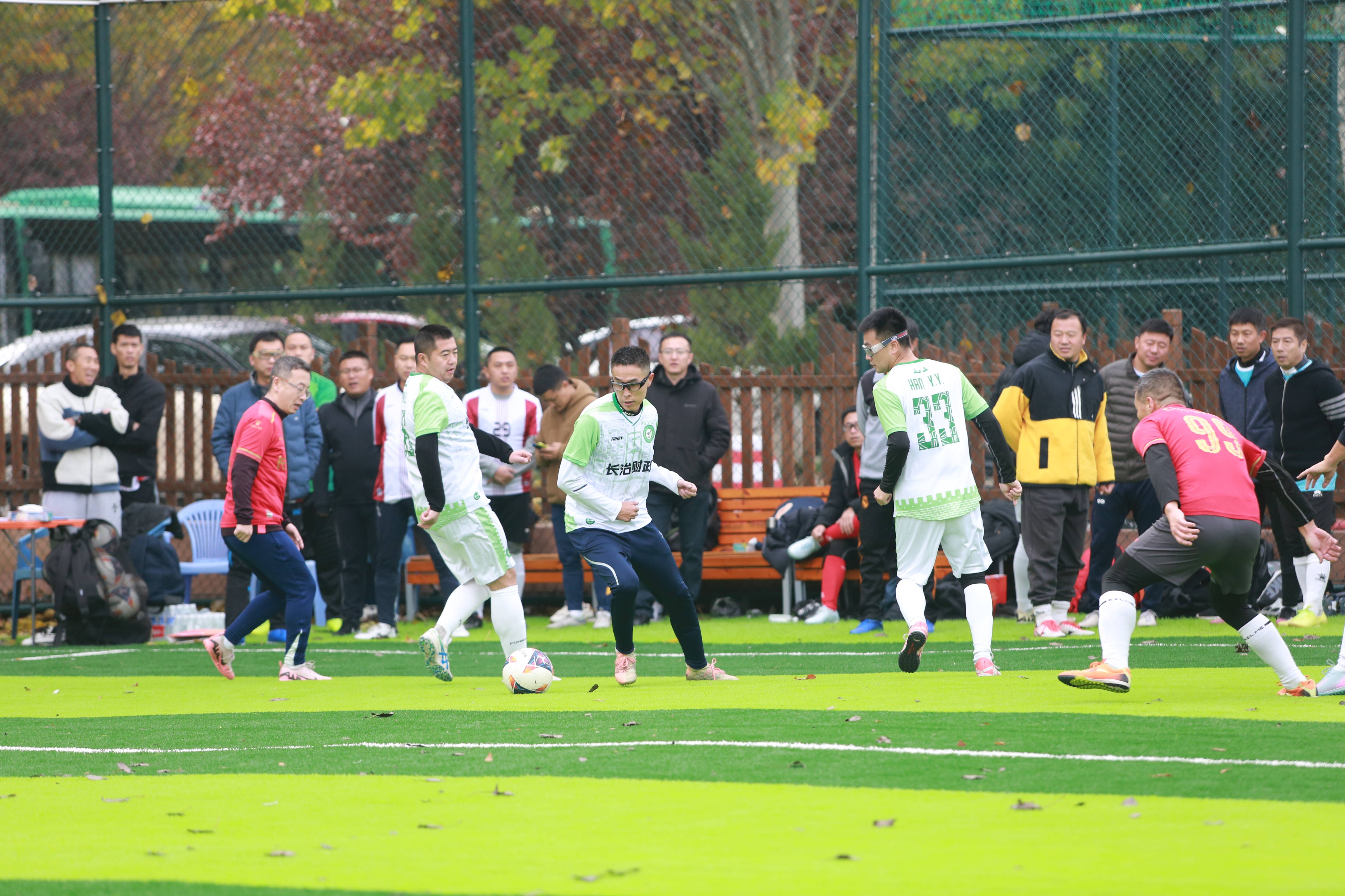 开云体育登录-热门比赛现场观众热情高涨，掌声不断