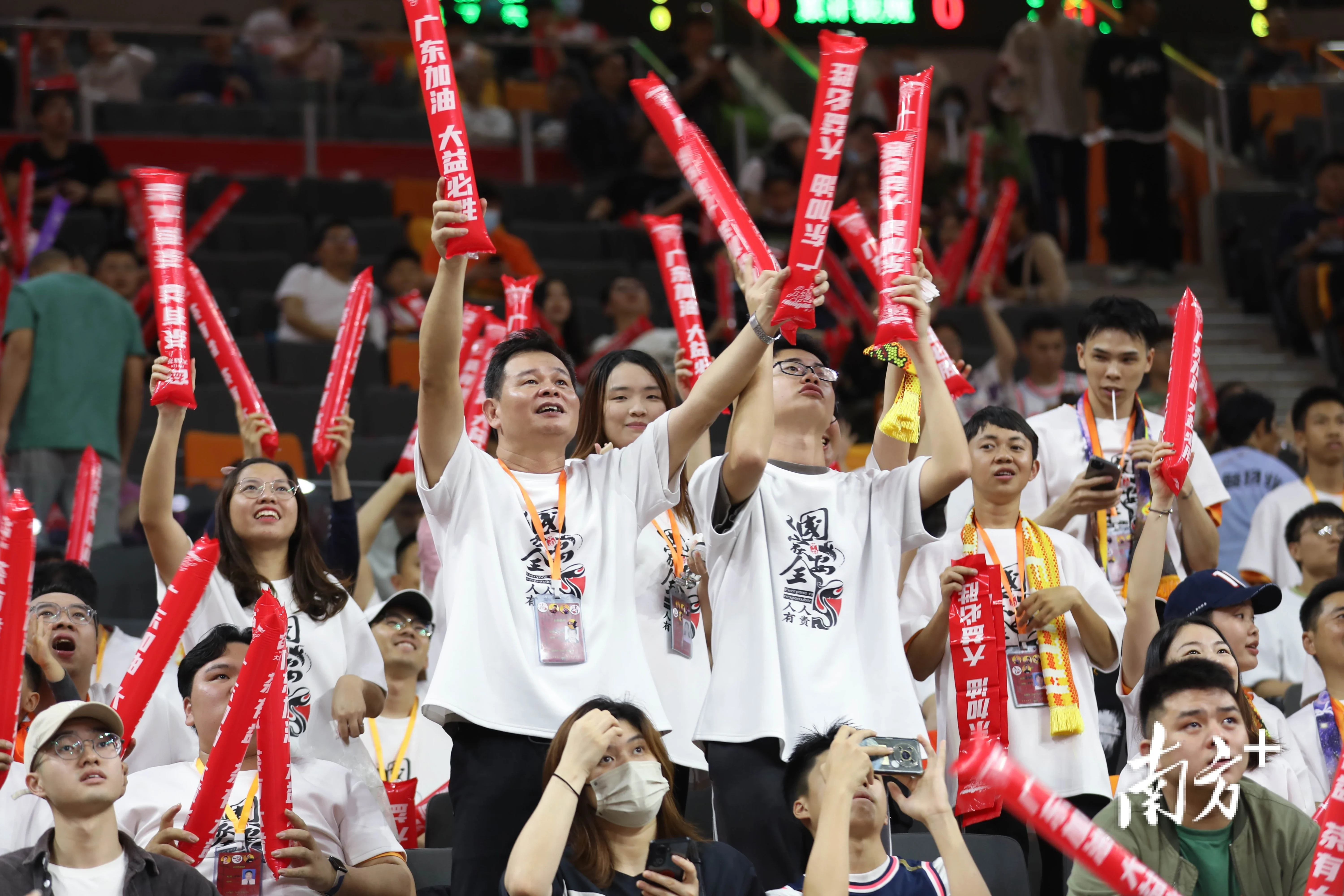 热门比赛现场观众热情高涨，掌声不断