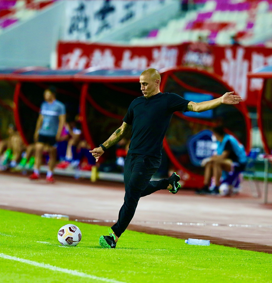 上海队轻取广州队,麦科勒姆惊艳四座 上海队轻取广州队,麦科勒姆惊艳四座