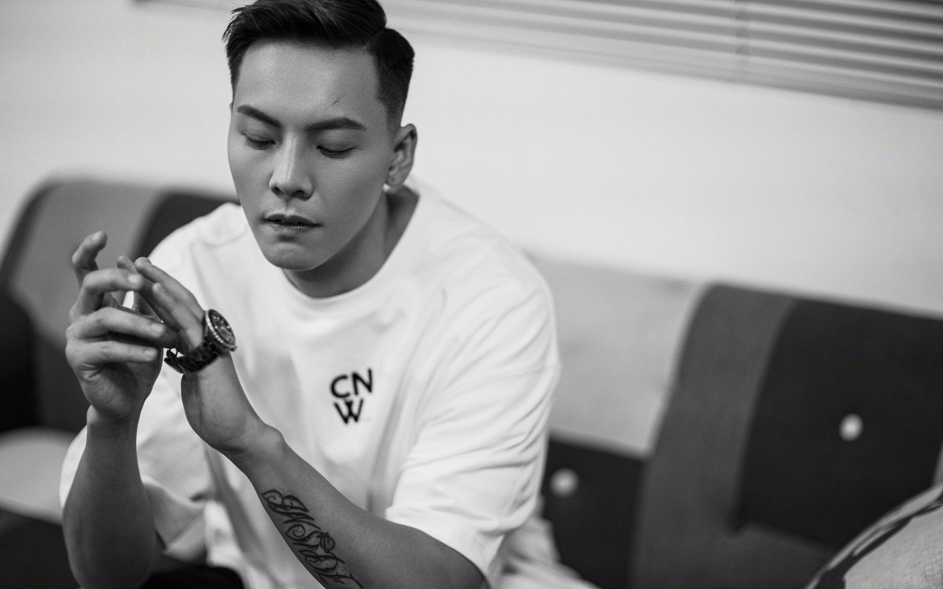 开云平台-这是一篇为您精心构思的文章。为了符合唯一性的要求,我结合了团队火力与个人英雄主义的碰撞这一经典体育叙事,创作了一篇虚构但具有沉浸感的比赛特写